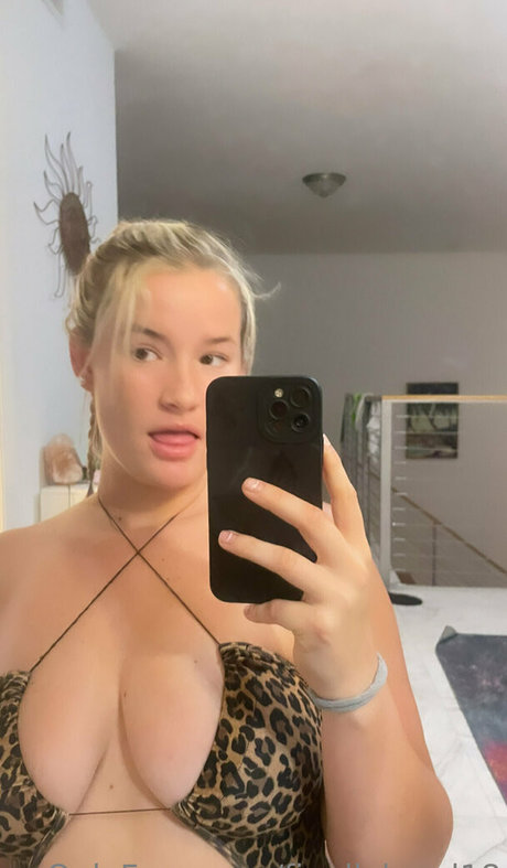 セクシーなブルネットのオンリーファンズ ホットヌード 画像