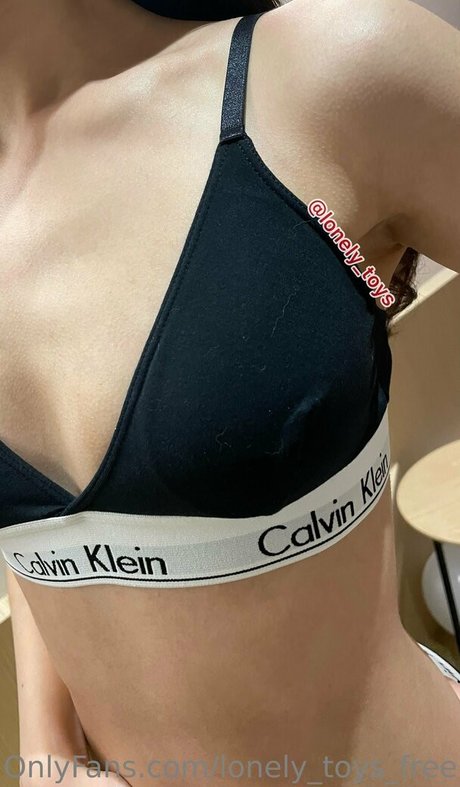 lonely toys free 写真集