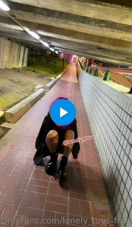 ピンク髪のオンリーファンズ アート裸 写真