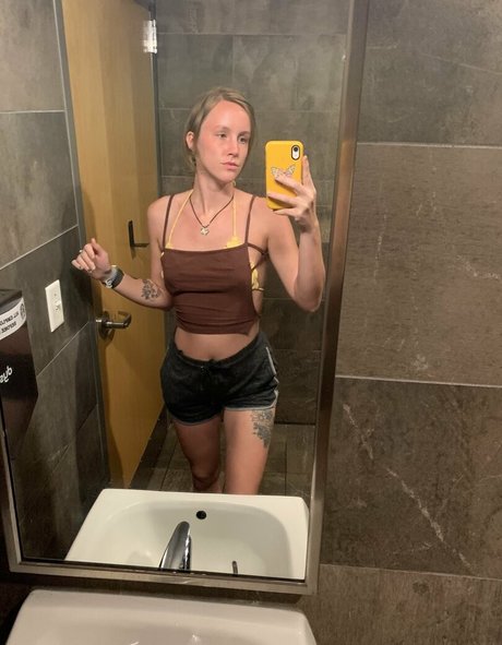 bananagirl98 ホットなモデル 写真