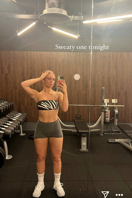 乳首 オンリーファンズ ヌード 写真