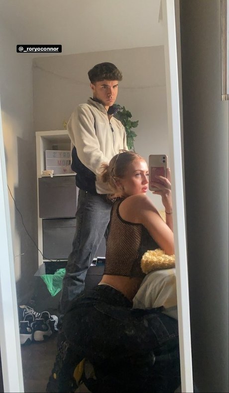 Maisie Smith アートモデル 写真