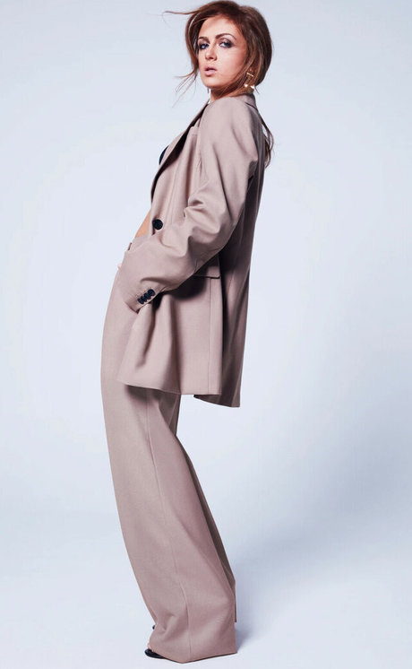 Maisie Smith ポルノモデル 写真