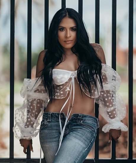Zelina Vega 無料モデル 写真