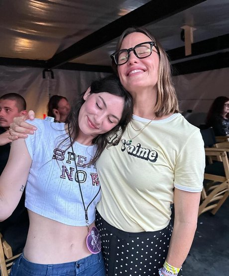 Gracie Abrams 裸の女優 写真