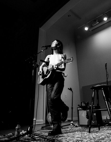 Gracie Abrams 美しいモデル 写真