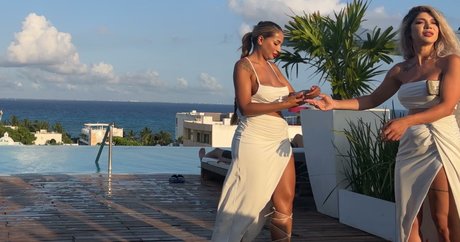 乳首 オンリーファンズ ホットポルノ 写真