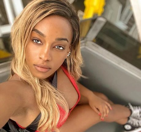 Lily Starfire ポルノスター 無料 写真