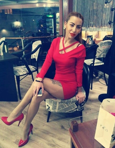 Marinela Adalbertova スター ヌード 画像