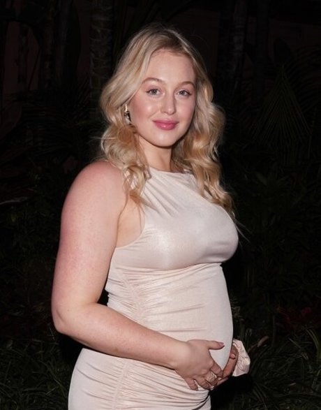 iskra アダルトスター 写真