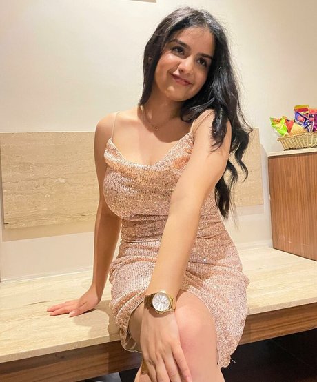 Aarushi Abrol トップ女優 写真