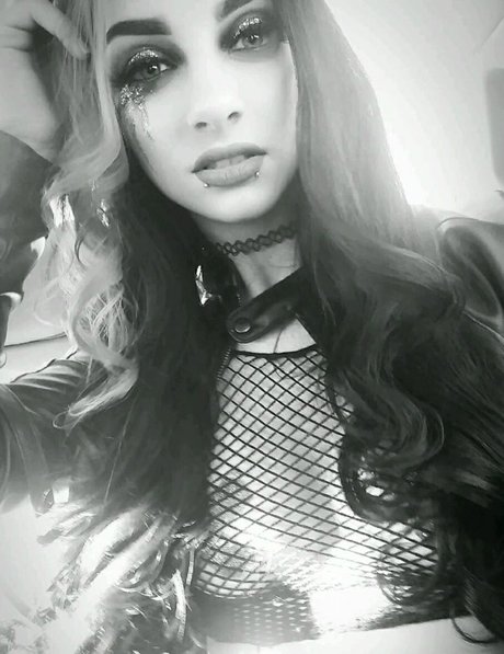 エモな痴女オンリーファンズ ヌード ギャラリー