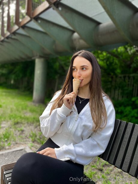 Emily Sweet ホットなポルノスター 写真