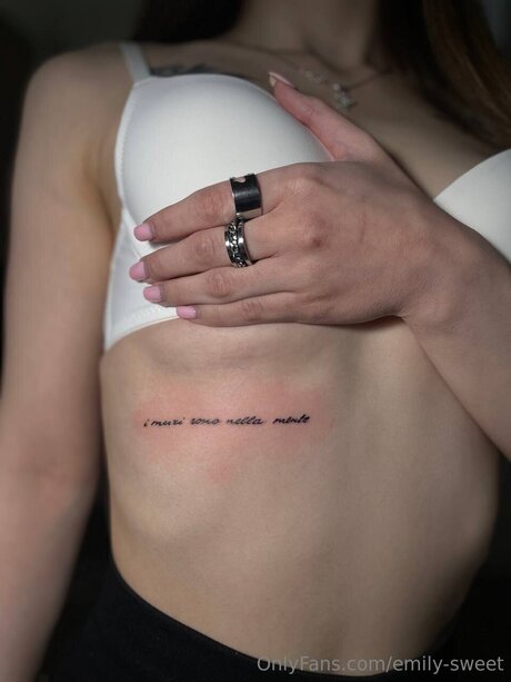 Emily Sweet セクシーモデル 写真