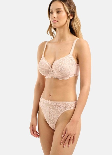 太った足のオンリーファンズ ポルノグラフィック 写真