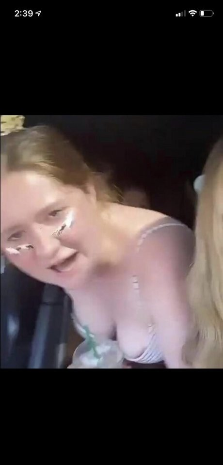 Emma Kenney エロティックなスター 写真