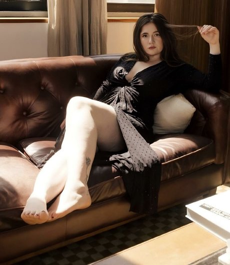 Emma Kenney エロティックなポルノスター 写真