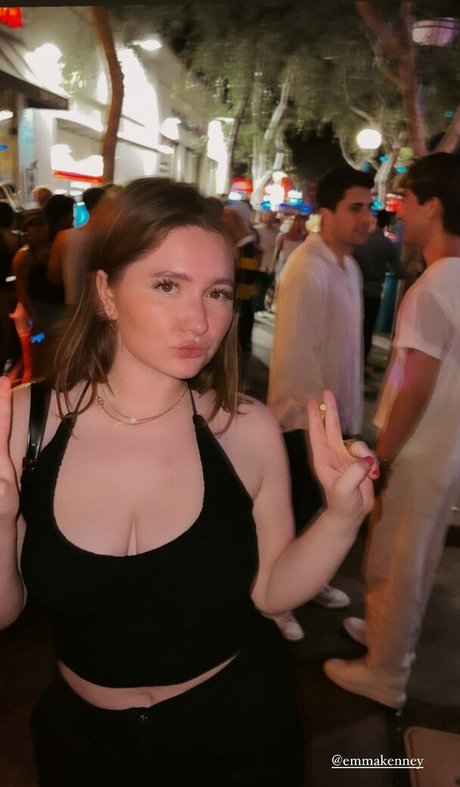 Emma Kenney トップスター 写真