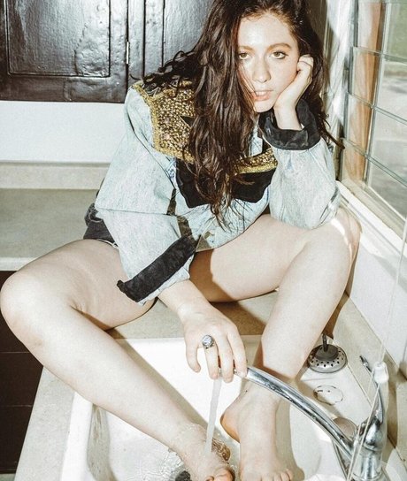 Emma Kenney HDスター 写真