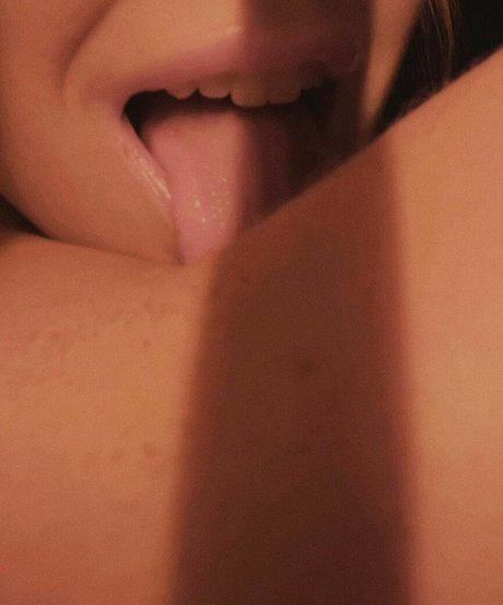 ティックトックスター オンリーファンズ ホット裸 画像