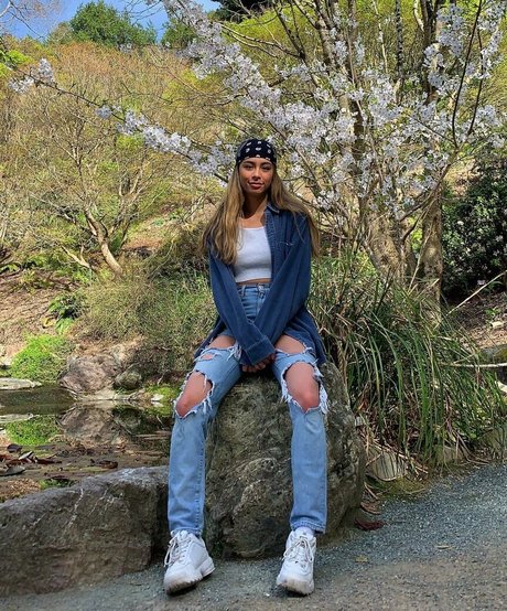 曲線美のランジェリーオンリーファンズ 無料エロ 写真