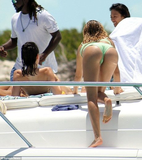 Hailey Baldwin Bieber スター ヌード 写真