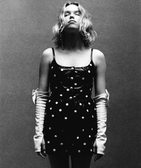 Milly Alcock 素敵なポルノスター 写真