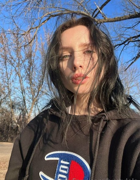 金髪の顔射オンリーファンズ えろ 画像