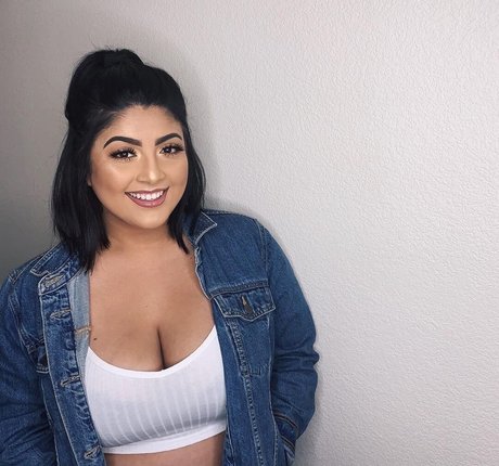 Lucia Yanez セックスモデル 写真