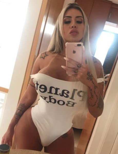 Juju Ferrari トップモデル 画像