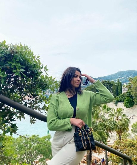 巨乳ストリップオンリーファンズ 美しいポルノ 画像