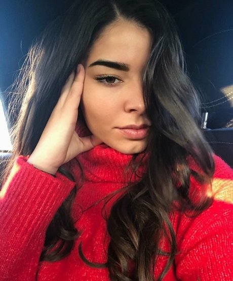 曲線美のラテン系オンリーファンズ 美しいポルノ 画像