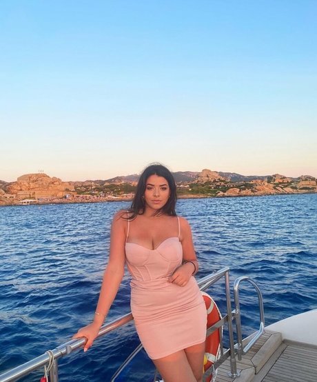 巨乳ストリップオンリーファンズ えろ 写真