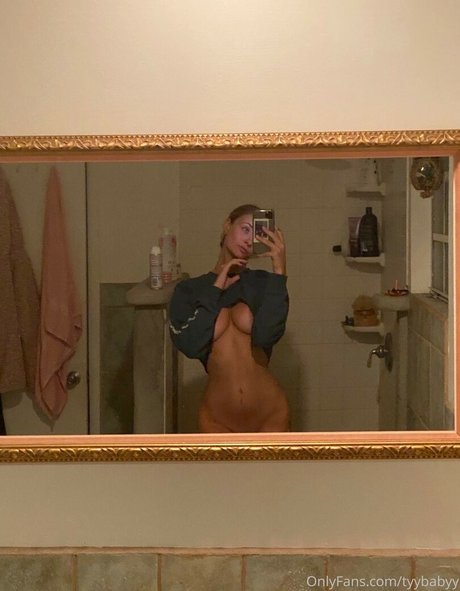 Tyybabyy 独占女優 写真