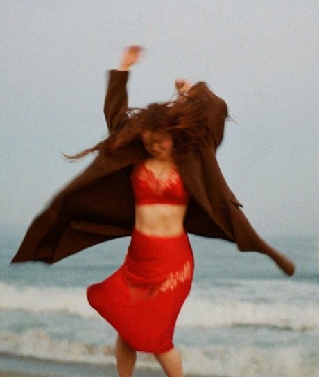 尖ったおっぱいオンリーファンズ ホットセクシー 写真