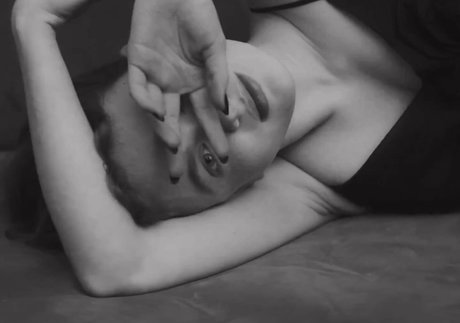 ストリップショー オンリーファンズ 無料セックス 写真