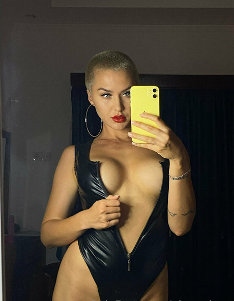 黒檀ペッギングオンリーファンズ ヌード 画像