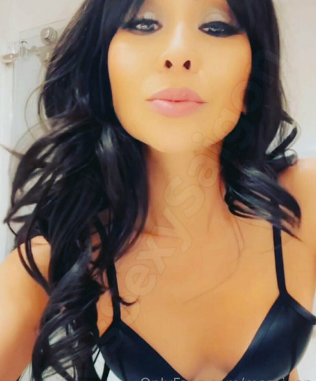 スペードのクイーン オンリーファンズ ホットポルノ 画像