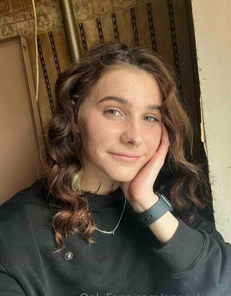 スニーカー オンリーファンズ アートヌード 写真