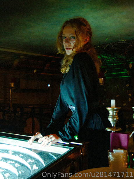 顔面騎乗 オンリーファンズ ホットセックス 写真