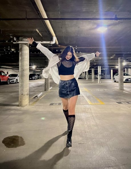 Kira Kosarin セクシーなポルノスター ギャラリー