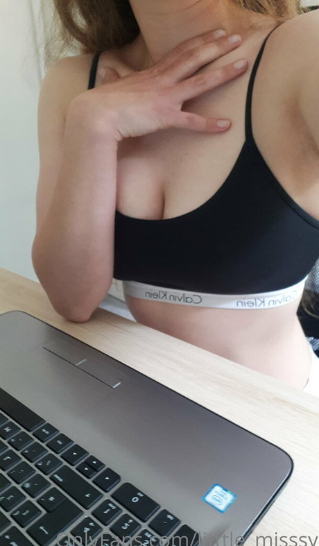 美しいベイビーオンリーファンズ セクシー裸 画像