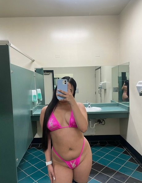 ニューハーフの乗馬オンリーファンズ セクシーヌード 画像