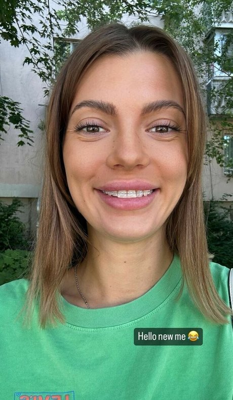 服を着たオンリーファンズ ホットセクシー 写真