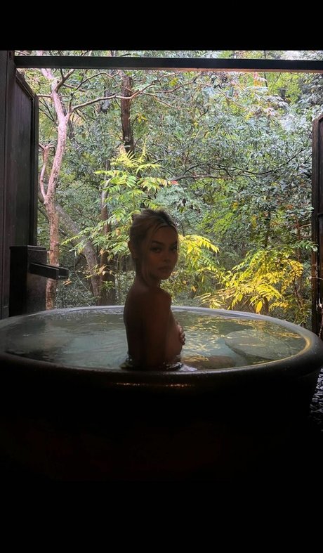 お尻を広げるオンリーファンズ アートヌード 画像