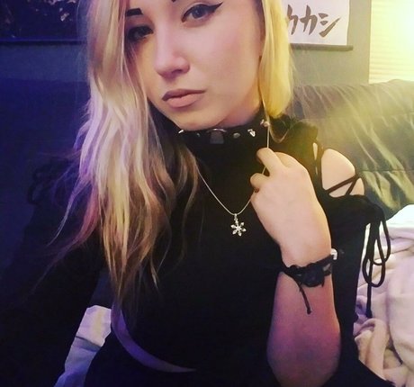 アジア人の偽おっぱいオンリーファンズ ヌード 写真