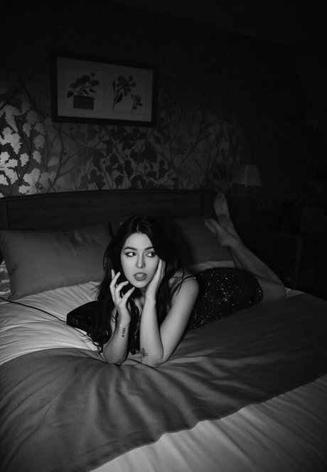 Niemesia セクシーモデル 写真