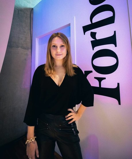 巨乳オナニーオンリーファンズ アートヌード 画像