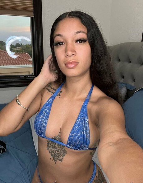 巨大なチンポを持つシーメールオンリーファンズ セクシーxxx 画像