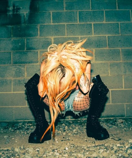 ぽっちゃりブロンドのオンリーファンズ ポルノ 写真